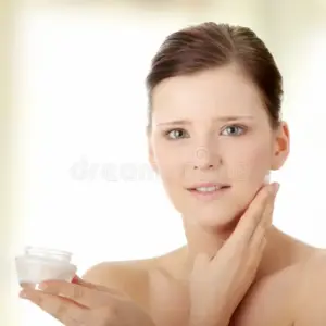 Mujer Aplicándose Crema En La Cara Foto de archivo - Imagen de travieso