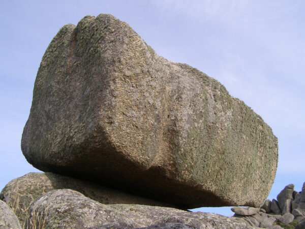 OLYMPUS DIGITAL CAMERA File:Logan Rock Treen closeup.jpg - Wikipedia, the free encyclopedia
